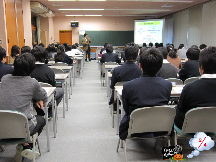 福島県立橘高等学校での出前講座の様子。学生たちが講師の話を聞いている教室の風景。