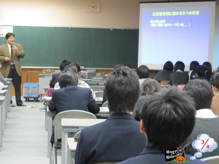 出前講座で講演する講師と、聴講する福島県立橘高等学校の生徒たちの様子。