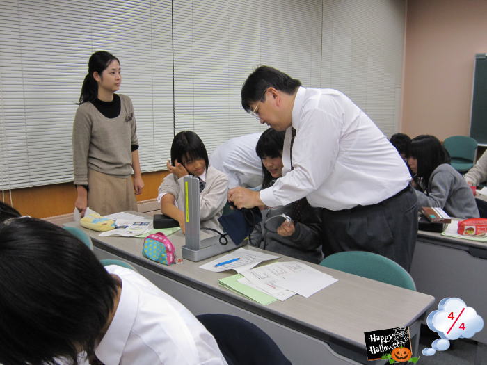 出前講座で医療について学ぶ福島県立橘高等学校の生徒たち。教師が実演を行っている様子。