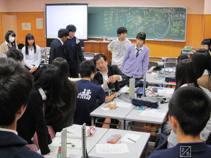 出前講座で福島県立橘高等学校の生徒たちが講師と交流している様子。教室内には机や黒板があり、活発な議論が行われている。