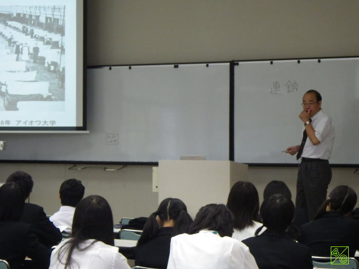 出前講座で講演する福島県立医科大学の教授と、聴講する学生たちの様子。