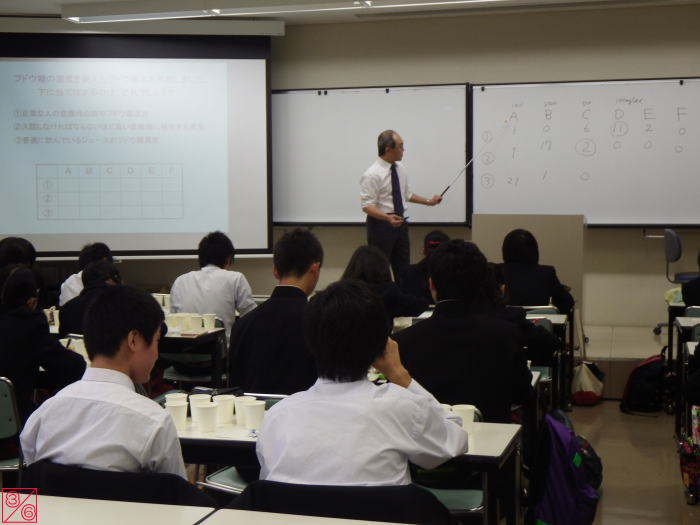 出前講座で講義を行う講師と、受講生が座っている教室の様子。
