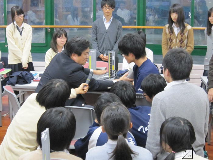 出前講座での福島県立橘高等学校の生徒たちが、講師と対話している様子。