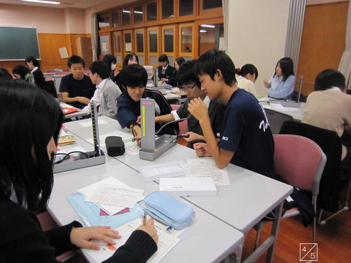 福島県立橘高等学校での出前講座の様子。生徒たちが机を囲み、熱心に話し合っている。