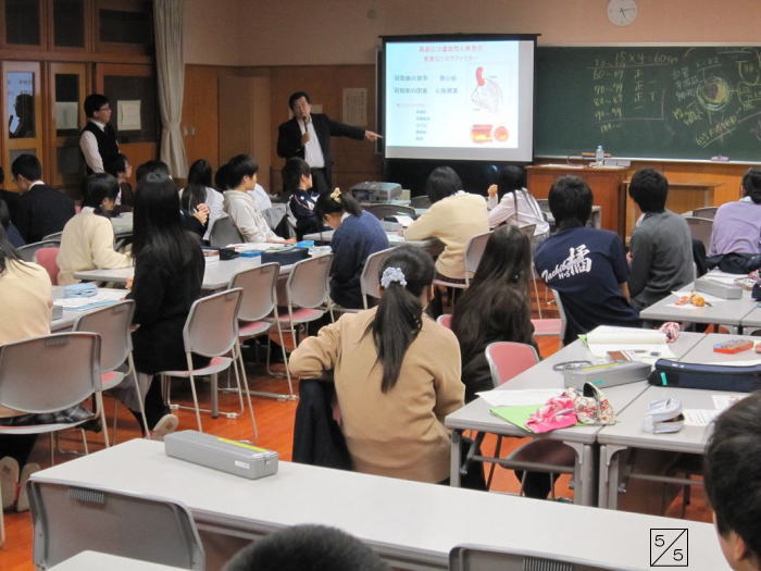 出前講座で講師が生徒に医療について説明している福島県立橘高等学校の教室の様子。