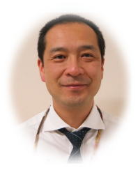 福島県立医科大学のセンター長の挨拶をする男性のポートレート。