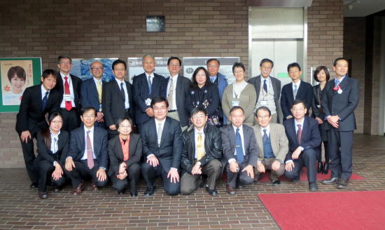 福島県立医科大学のセンター前で、スーツを着た訪問者たちが集合している写真。
