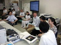 福島県立医科大学の会議室で、医療関係者が資料を見ながらディスカッションしている様子。