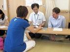 相談会で医療関係者と話し合う参加者たちの様子。