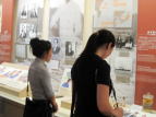 野口英世記念館で展示物を見学する2人の女性。