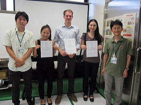 福島県立医科大学での証明書を持った学生たちの集合写真。
