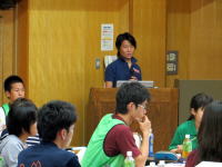 福島災害医療セミナーで講演する講師と参加者たちの様子。