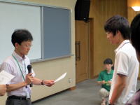 福島医大のセミナーで、講師が学生に向けて説明を行っている様子。