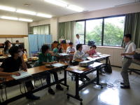 医療に関する実習を受ける学生たちが教室で講義を聴いている様子。