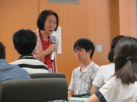 医師が学生に向けて講義を行っている様子。学生たちは真剣に話を聞いている。