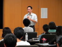 福島県立医科大学の講義で話す講師と聴講者たちの様子。