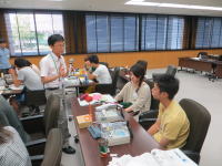 医療に関するディスカッションを行う福島県立医科大学の学生たち。