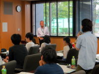 福島県立医科大学の教室で講義を受ける学生たちと講師の様子。