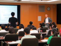 福島県立医科大学の教室で講義を受ける学生たちと講師の様子。