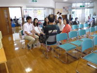 福島県立医科大学の待合室で、数人の学生が座って話し合っている様子。