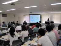 福島県立医科大学の教室で行われている講義の様子。学生たちが講師の話を聞きながら、資料を手元に置いている。