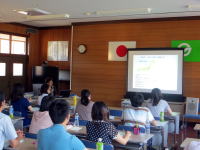 福島県立医科大学の教室で、学生たちが講義を受けている様子。スクリーンにはプレゼンテーションが映し出されている。