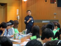 福島県立医科大学の講義中、講師が話している様子と参加者たちが聴講している風景。