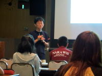 福島県立医科大学の講義で話す講師と聴講する学生たちの様子。