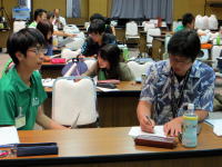 福島県立医科大学の教室で、学生と教員がディスカッションをしている様子。