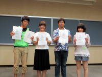 福島県立医科大学のイベントで賞状を持つ4人の学生が並んでいる様子。