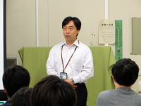 大平哲也氏が講義を行っている様子。参加者が聴講している教室の風景。