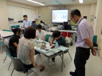 福島県立医科大学の教室で、学生たちがグループディスカッションを行っている様子。講師が指導している。