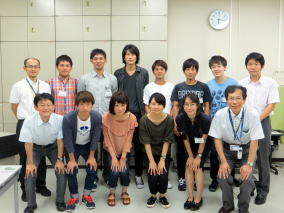 医大の修了生たちが集合した写真。男女合わせて15人が笑顔でポーズをとっている。