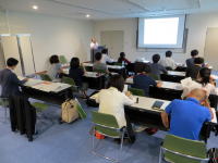 福島県立医科大学の講義室で、受講生が講義を受けている様子。