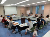 医療者と支援者が集まり、メンタルケアについて話し合う会議の様子。