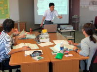 医療に関する研修を受ける福島県立医科大学の学生たちが、講師の話を聞きながらディスカッションしている様子。