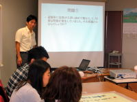 避難所での医療に関する研修会の様子。講師がプレゼンテーションを行い、参加者が真剣に聴講している。