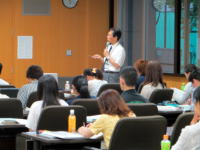 福島県立医科大学の講義中の様子。講師が説明し、学生たちが聴講している。