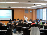 福島県立医科大学の教室で講義を受ける学生たちと講師の様子。