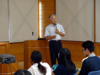 福島県立医科大学の講義中、講師が学生に向けて話している様子。
