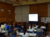 福島県立医科大学の教室で行われている講義の様子。学生たちが講師の話を聞いている。