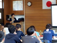 福島県立医科大学の講義中の様子。講師がプレゼンテーションを行い、学生たちが聴講している。