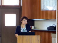福島県立医科大学の講義中の女性がプレゼンテーションを行っている様子。