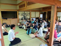 福島県立医科大学の教室で、学生たちが講義を受けている様子。