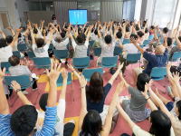 参加者が手を挙げている講義の様子。福島県立医科大学での健康促進イベント。