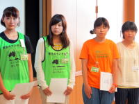 福島県立医科大学のイベントで、ボランティア活動を行う学生たちが並んでいる様子。