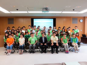 福島県立医科大学の学生と教職員が集まったグループ写真。緑のTシャツを着た多くの学生が笑顔でポーズをとっている。