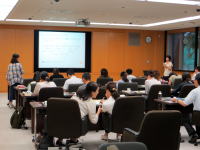 福島県立医科大学の教室で行われている講義の様子。学生たちが講師の話を聞きながら、資料を見ている。