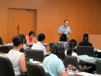 福島県立医科大学の講義中の様子。講師が前で話し、学生たちが聴講している。