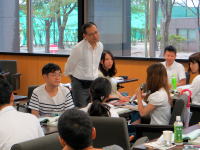 福島県立医科大学の教室で、講師が学生に指導している様子。学生たちは熱心に話を聞いている。